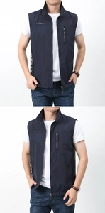 Détail du gilet outdoor bleu marine avec panneaux en maille respirante et poche zippée