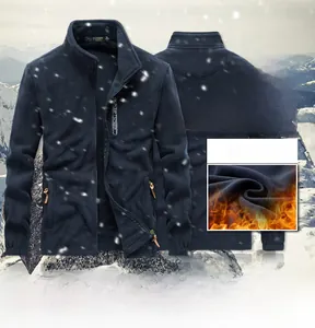 Détail de veste polaire bleu foncé avec col montant, fermeture éclair et texture douce chaude