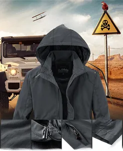 Détail de la veste à capuche gris foncé avec tissu coupe-vent, poche zippée et cordon