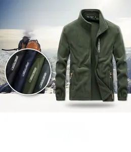 Détail de la poche zippée sur la veste polaire de plein air pour le confort thermique