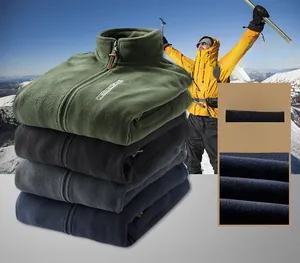 Empilement de vestes polaires en vert, noir, gris et bleu marine pour la randonnée