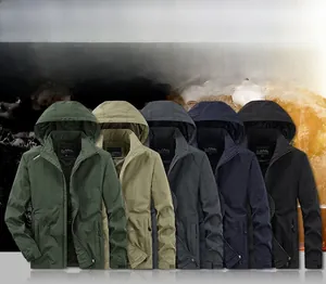 Détail de cinq vestes à capuche d'extérieur en plusieurs couleurs avec tissu coupe-vent