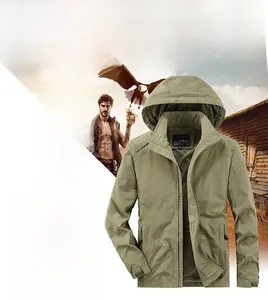 Détail du poignet velcro réglable et de la capuche sur une veste coupe-vent olive