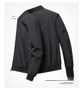 Vista dettagliata fronte e retro di un bomber nero con ricamo di foglia d'acero