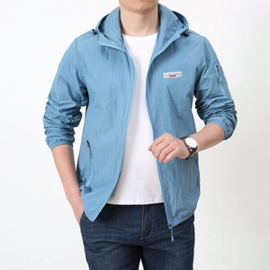 Veste de protection solaire légère pour homme avec capuche et poches en bleu clair