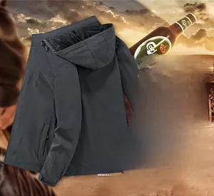 Détail de la veste de sport avec capuche amovible et poche zippée dissimulée