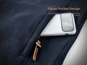 Détail poche latérale veste polaire bleue avec tirette en cuir et rangement téléphone