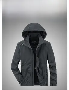 Détail d'une veste à capuche gris foncé avec poches zippées et poignets réglables
