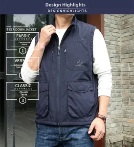 Detail der marineblauen Fleeceweste für Herren mit Multi-Taschen-Design und Reißverschluss