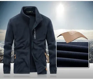 Détail de veste polaire bleu marine avec col montant, poches zippées et broderie sport