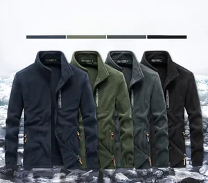 Détail des vestes en polaire outdoor en quatre couleurs avec poches zippées