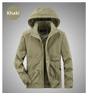 Détail de la veste de sport kaki à capuche avec doublure en maille et imprimé