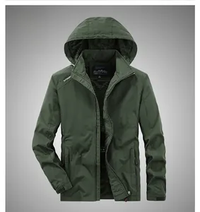 Détail de la veste à capuche outdoor vert armée avec tissu coupe-vent et doublure en maille