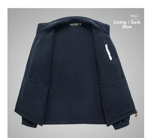 Détail de la veste polaire bleue pour homme montrant la doublure et les poches