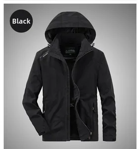 Détail d'une veste d'extérieur noire avec capuche ajustable et lettrage sur l'épaule droite