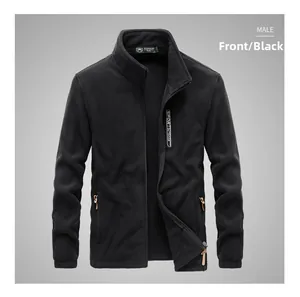 Vue détaillée de la veste polaire noire avec col montant et logo sport sur la poitrine