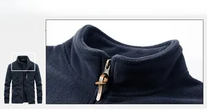 Détail de la veste polaire à col montant avec fermeture éclair et tirette en cuir