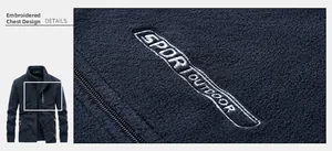 Détail de la broderie blanche sur une veste polaire homme bleu marine de sport