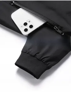 Dettaglio di giacca a vento con tasca a zip e polsini elastici a coste da uomo
