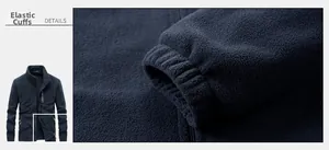 Détail des poignets élastiques sur une veste polaire chaude bleu marine pour hommes