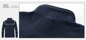 Détail du col arrière et des coutures sur une veste en polaire bleu marine chaude