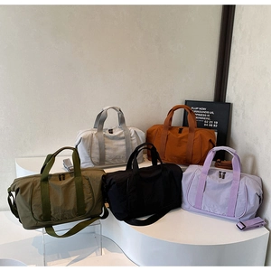 Groupe de grands sacs de voyage en vert armée, violet, noir, beige et gris pour sport