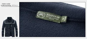 Détail macro de l'étiquette de col style militaire et couture sur la veste polaire