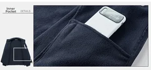 Détail de la poche intérieure d'une veste en polaire bleu marine avec un téléphone portable