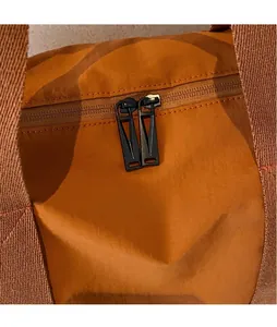 Détail du sac de voyage en tissu avec deux fermetures éclair noires en métal mat