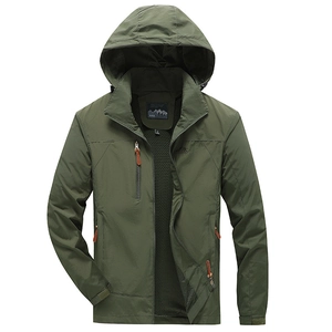 Giacca a vento uomo verde militare con cappuccio e tasche tattiche multifunzionali