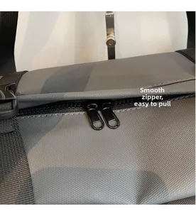 Détail du tissu ripstop gris durable avec doubles fermetures éclair noires fluides