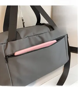 Détail du sac de sport gris avec poche avant zippée et grande capacité de rangement