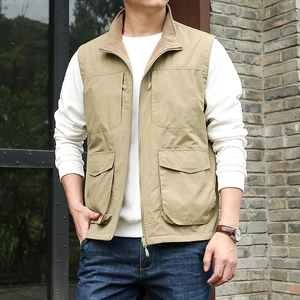 Herren Outdoor-Weste aus khakifarbenem Fleece mit Multi-Taschen und warmem Stehkragen