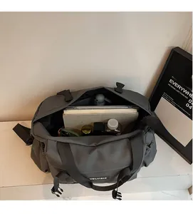 Vue macro montrant l'espace de rangement intérieur de ce sac de voyage en nylon gris