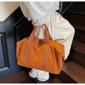 Détails du sac de voyage en nylon orange avec poignées solides et double fermeture éclair
