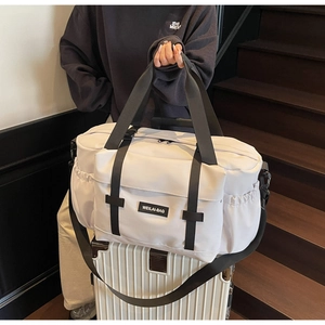 Sac de voyage blanc grande capacité montrant la poche à boucle et le cordon latéral