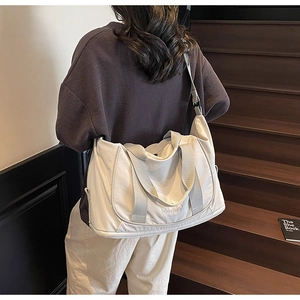 Détail du grand sac de voyage en toile avec imprimé hello!bag et bandoulière réglable