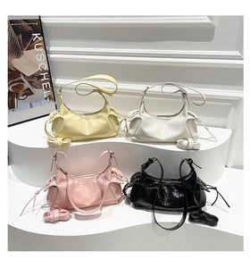 Sacs à main demi-lune en jaune, rose, blanc et noir avec détails de cordon de serrage