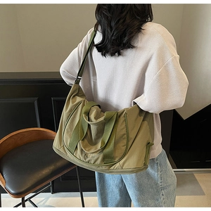 Sac de voyage en nylon vert armée montrant la bandoulière réglable et la grande capacité