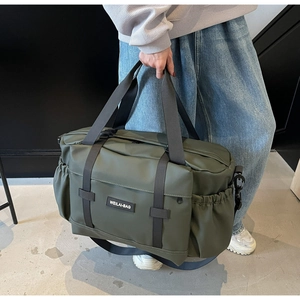 Détail du sac de voyage vert armée avec bandoulière résistante et grande capacité