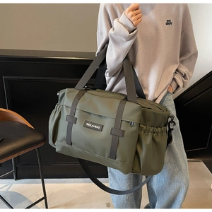 Porté épaule du grand sac de voyage vert armée avec bandoulière ajustable