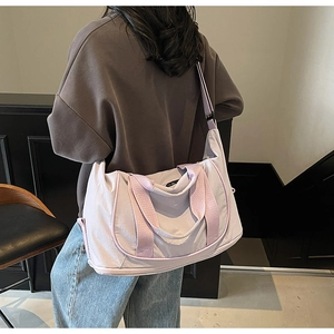 Sac de voyage lavande avec sangles roses montrant la capacité sur un mannequin