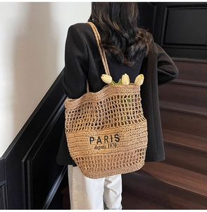 Detalle del bolso tote grande de paja con estampado negro de PARIS depuis 1970