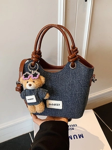 Sac Seau en Denim pour Femmes avec Finitions en Cuir Contrasté Sac à Épaule et Bandoulière avec Pendentif Ours en Peluche Mignon