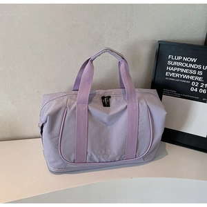 Vue détaillée du sac de voyage lavande avec une grande poche avant à zip en U