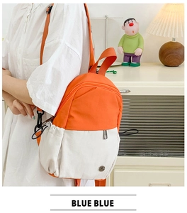 Détail du mini sac à dos en nylon bicolore avec bretelles réglables et logo en métal