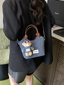 Sac seau en denim avec poignée contrastée et breloque ours porté en bandoulière
