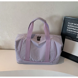 Gros plan du sac de voyage lilas avec tissu durable et compartiment à chaussures