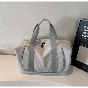 Détail du sac de voyage en toile robuste avec poignées solides et fermeture éclair en métal