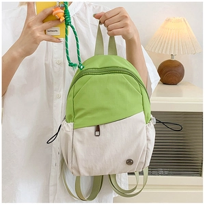 Détail du sac à dos multifonctionnel en nylon vert et beige avec poche latérale à cordon